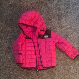 12-18 months. Baby. NorthFace.Never worn. Pink and black bubble jacket.